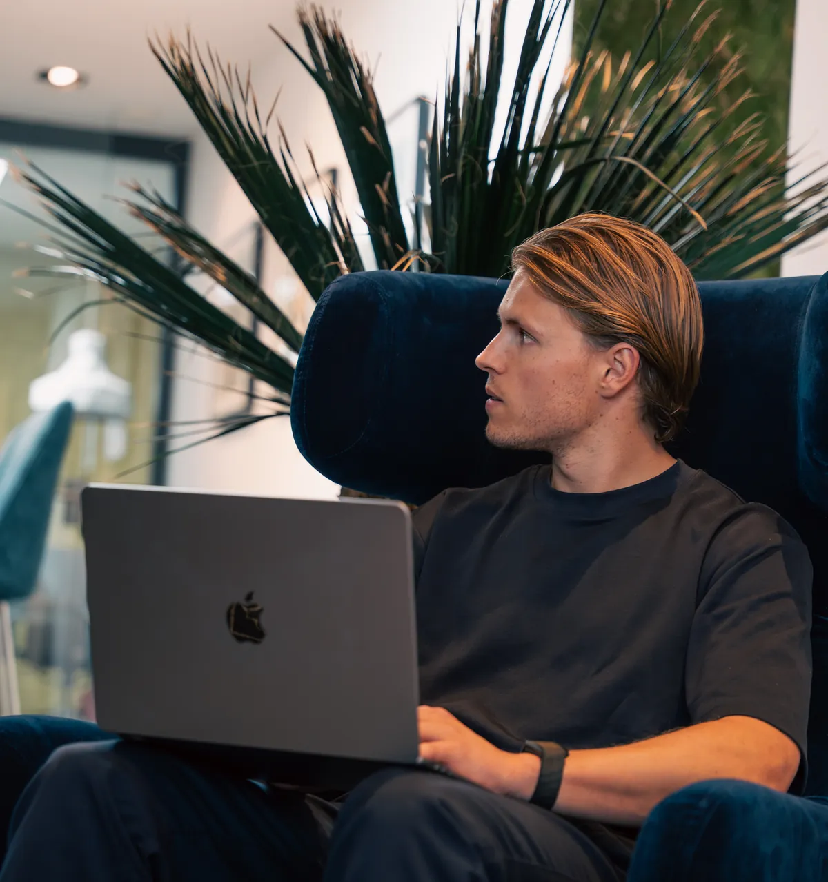 Ruben van VIRU werkt geconcentreerd met zijn laptop op kantoor